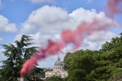 Podczas konklawe pojawił się różowy dym nad Watykanem. Co oznacza?