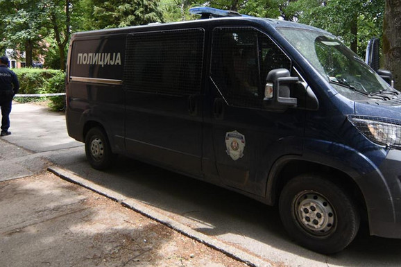 DŽIP SE SUDARIO SA POLICIJSKIM KOMBIJEM Nesreća u Leskovcu, jedno vozilo se zakucalo u kapiju dvorišta
