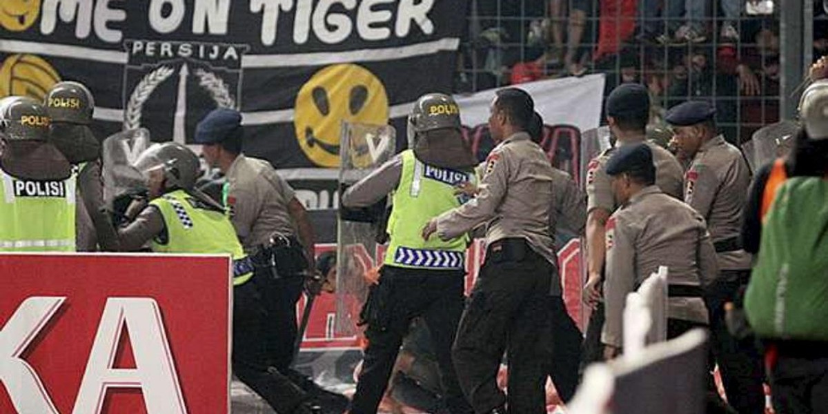 Masakra podczas meczu Persija Jakarta – Sriwijaya. Nie żyje policjant