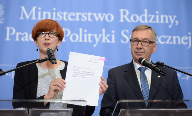Minister rodziny, pracy i polityki społecznej Elżbieta Rafalska oraz wiceminister Stanisław Szwed podczas konferencji prasowej.