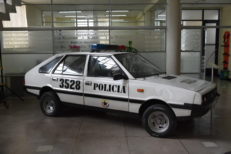 Wystawa aut policyjnych w hali dworca La Sabana Prawdziwą perełką jest doskonale utrzymany Polonez FSO z 1989 roku