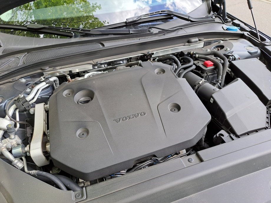 Volvo S90 ma pod maską 2-litrowego diesla. Silnik ten jest mocny, oszczędny i działa naprawdę cicho, jak na jednostkę zasilają olejem napędowym.