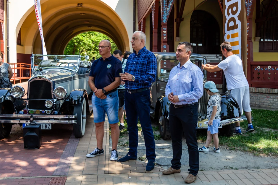 Gradonačelnik Bakić na smotri oldtajmera na Paliću