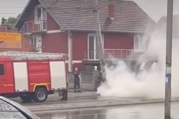 (FOTO, VIDEO) GROM UDARIO U BANDERU I IZAZVAO POŽAR Jako nevreme napravilo kolaps u Kragujevcu: Vetar čupao drveće, saobraćaj otežan