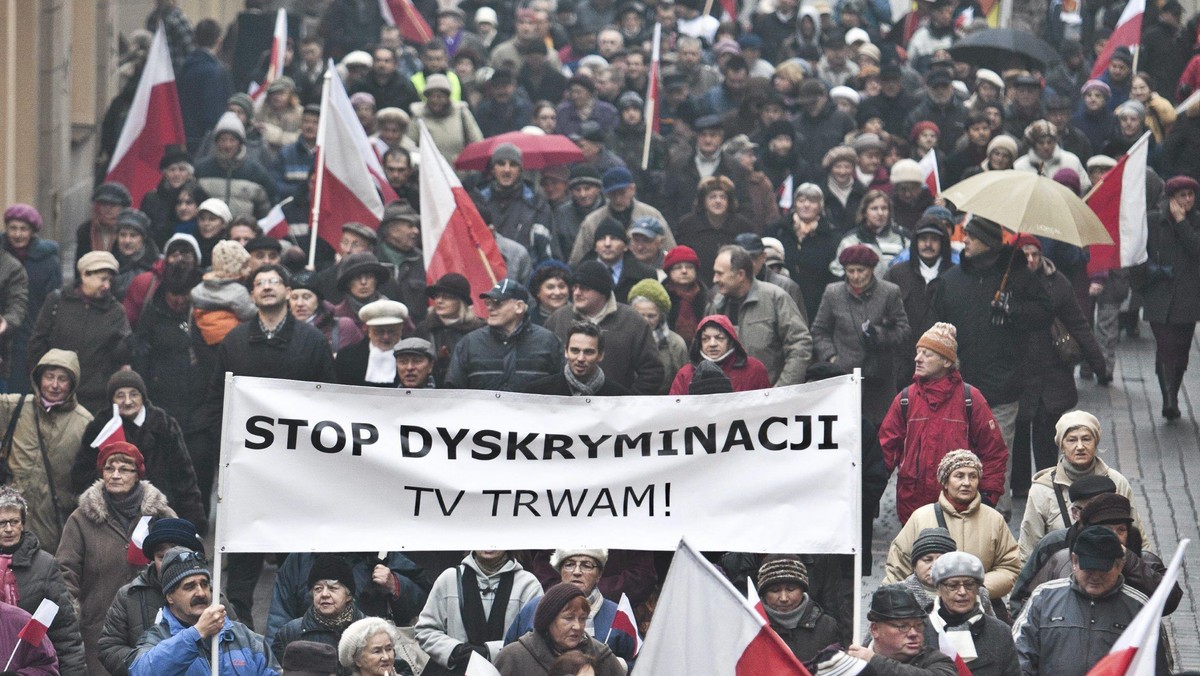 Kilka tysięcy mieszkańców Świętokrzyskiego demonstrowało w sobotę w Kielcach w obronie wolnych mediów i Telewizji Trwam. Manifestanci przeszli w marszu milczenia z katedry przed urząd wojewódzki, gdzie odczytano petycję do Krajowej Rady Radiofonii i Telewizji.