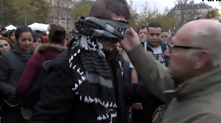 Iszlám férfi a párizsi utcán / Fotó: Youtube