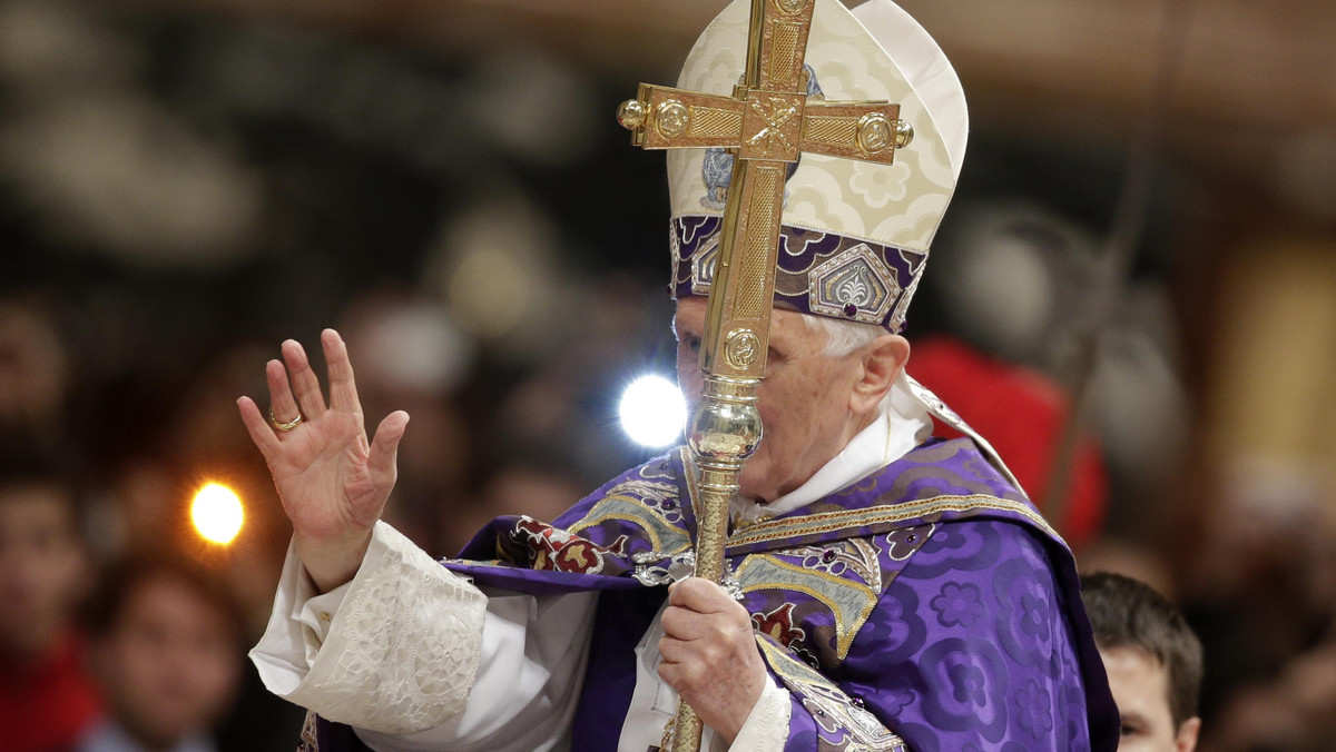 Benedykt XVI zaapelował w niedzielę do wiernych, by przeżywali Boże Narodzenie nie tylko jako "święto materialne", ale jako uroczystość Syna Bożego. Papież przestrzegł przed pokusą "szukania radości w rzeczach".