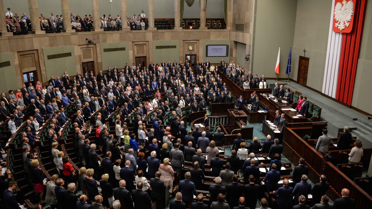 Zażartą walkę w okręgu wyborczym o mandat do Sejmu toczą między sobą kandydaci z tej samej partii; odbierając głosy kolegom z listy łatwiej o sukces - mówi PAP dr Jarosław Flis z UJ. Rozgrywka zaczyna się już na etapie układania list wyborczych.