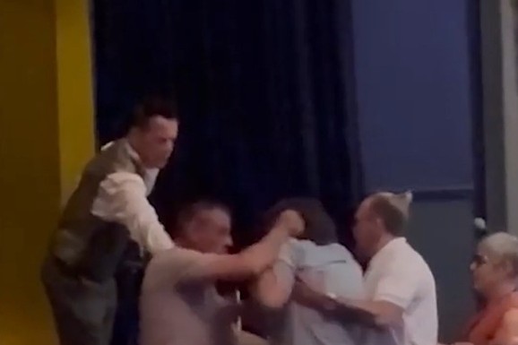 (VIDEO) SRAMOTA NA SKUPU PROGLASA U FRANKFURTU Obezbeđenje p