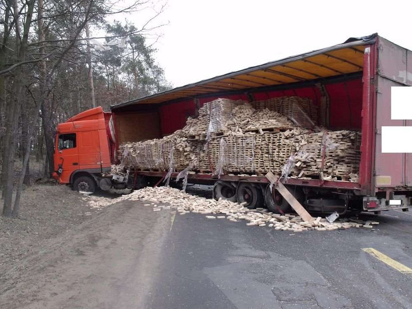 Ciężarówki zderzyły się na prostej drodze