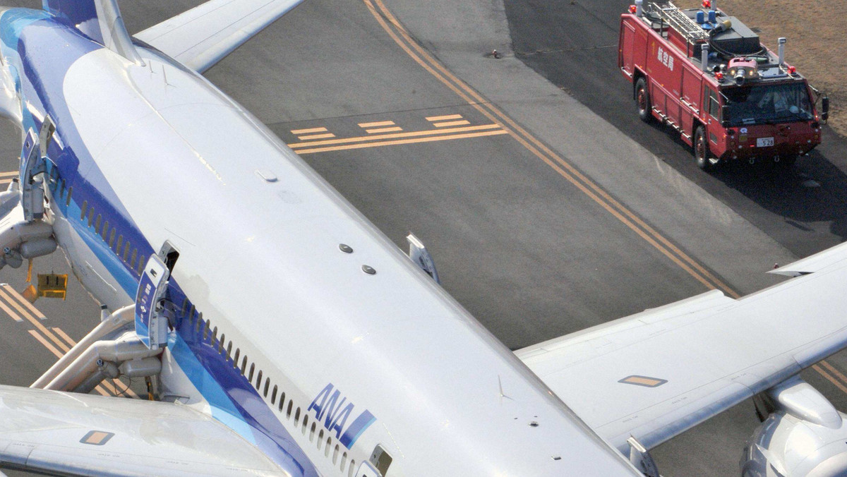 Japońscy przewoźnicy lotniczy ANA i JAL postanowiły wstrzymać loty wszystkich swoich samolotów typu Boeing 787 Dreamliner w celu dokładnego zbadania ich stanu technicznego. W środę doszło do kolejnej poważnej usterki w takim samolocie.