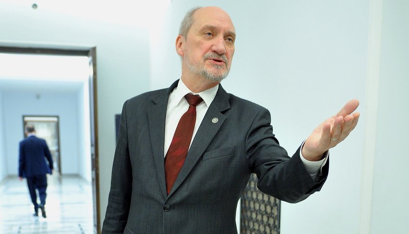 Macierewicz: Seria wybuchów w tupolewi