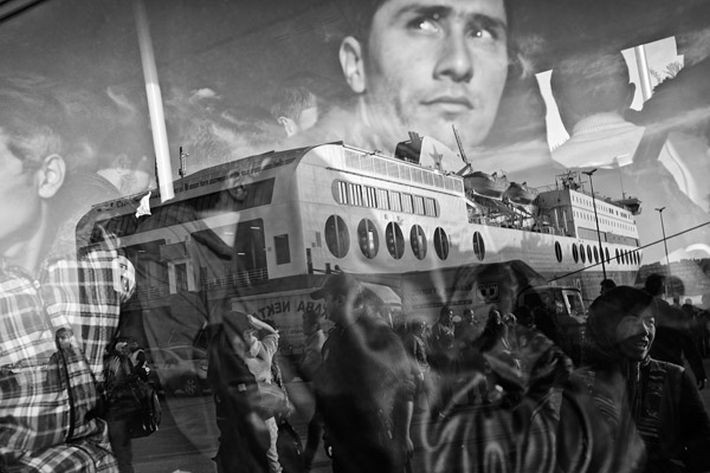 Autor: Dawid Zieliński, „Kontakt”
<br>
Grecja. Migranci i uchodźcy opuszczający port w Pireusie. Ponad milion ludzi, głównie z Syrii, Iraku i Afganistanu, przybyło do Europy w 2015 roku. Ponad 80 proc. z nich wybrało morską przeprawę przez cieśniny Morza Egejskiego z wybrzeża Turcji na greckie wyspy. Zdjęcie pochodzi z fotoreportażu dokumentującego pierwsze dni uchodźców i migrantów na europejskiej ziemi. 17 października 2015 <br><br>Źródło fot. <a href='http://www.grandpressphoto.pl/prasa/' style='color: blue'> Grand Press Photo 2016</a>