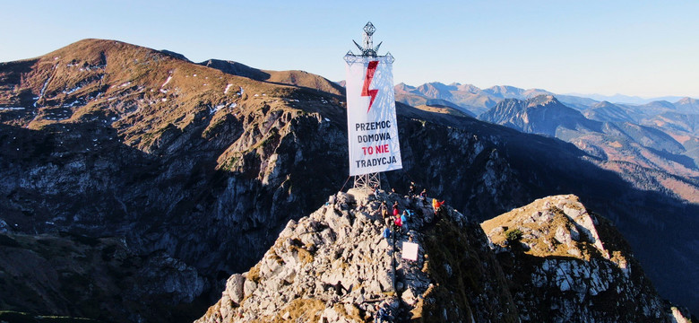 Wielki baner Strajku Kobiet na krzyżu na Giewoncie w Tatrach