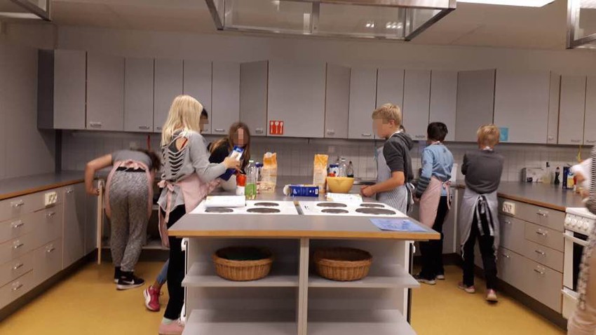 Učenici sami pripremaju i serviraju hranu