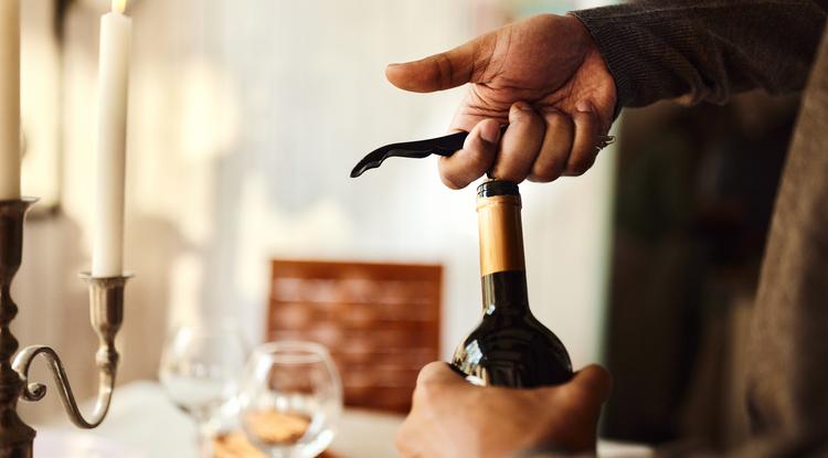 Fantasztikus ötlet! Ezt tedd, ha felbontás után frissen szeretnéd tartani a bort az üvegben! Fotó: Getty Images