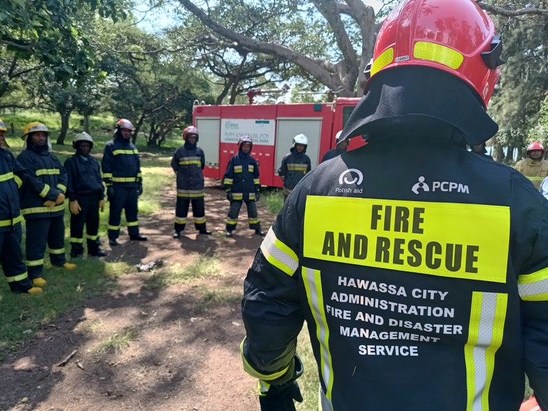 Polskie Centrum Pomocy Międzynardowej zapewnia strażakom z miasta Auasa (ang. Hawassa) m.in. kombinezony oraz wyposażenie.
