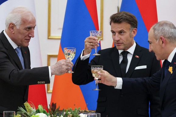 (VIDEO) Makron se opustio na državnoj večeri, uzeo mikrofon i zapevao: Predsednik svira klavir, premijer bubnjeve