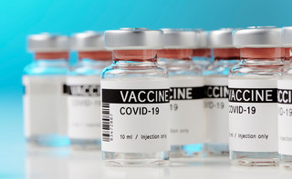 Dostawy szczepionek na COVID-19. Cessak: Umowy nie dają pola do negocjacji [WYWIAD]