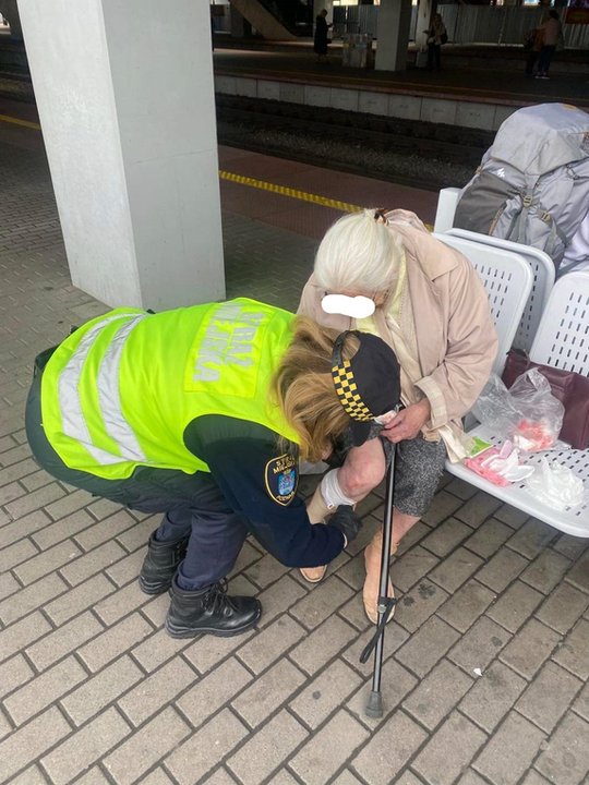 Pomocy seniorce udzielili strażnicy miejscy fot. straż miejska 