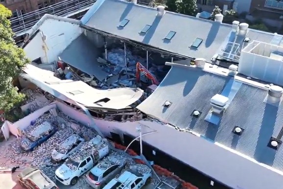 (VIDEO) URUŠILA SE ZGRADA, KRUŽE JEZIVI SNIMCI! Zjapi rupa unutar objekta, automobili se ne vide od šuta, dva muškarca izvučena iz ruševina