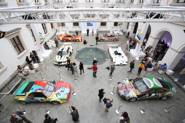 Kolekcja BMW Art Cars powstaje od 1975 r. Dotychczas powstało siedemnaście dzieł sztuki na czterech kołach wykonanych przez artystów takich jak: Frank Stella, Roy Lichtenstein, Andy Warhol, A.R. Penck, David Hockney, Jenny Holzer czy Jeff Koons. Samochody z kolekcji odzwierciedlają kulturowy i historyczny rozwój sztuki, designu oraz technologii. fot. (zuz) PAP/Leszek Szymański