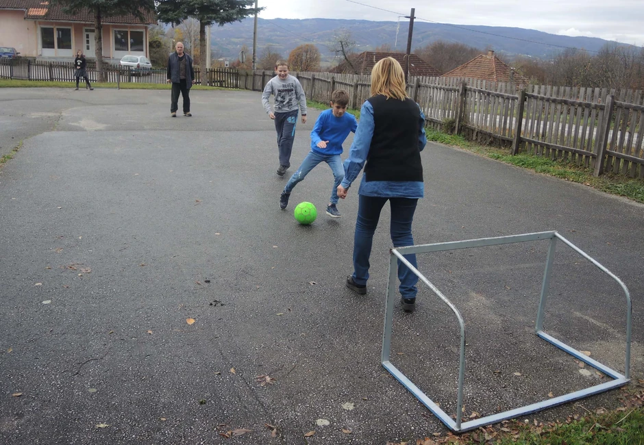 Jasmina je do prošle godine sa đacima igrala fudbal, isto je činio i Mićo dok je radio kao učitelj