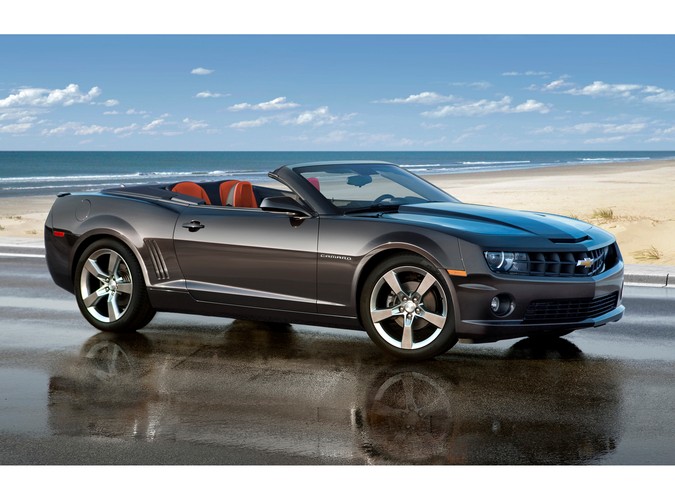 Oto chevrolet camaro w wersji kabrio. Ikona amerykańskich dróg w nowym wcieleniu zrzuca ciuszki w 20 sekund. Właśnie tyle trwa spektakl składania miękkiego, płóciennego dachu...