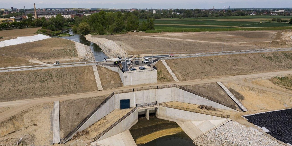 Zbiornik Racibórz Dolny to największa inwestycja hydrotechniczna w Polsce. Do budowy wykorzystano ponad 6,8 mln ton ziemi, którą pomieściłoby łącznie 130 960 wagonów towarowych. Tak długi pociąg w linii prostej prowadziłby z Raciborza aż do Madrytu.