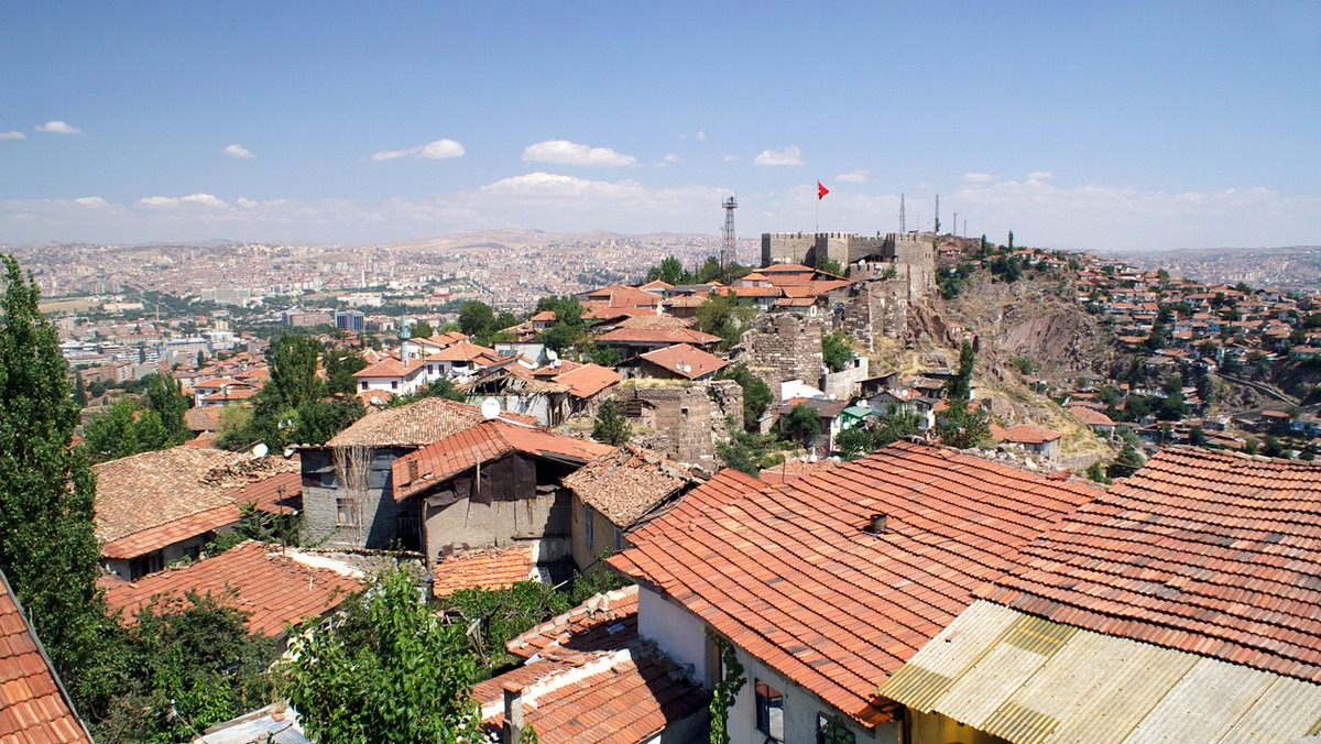 Mimo, że Ankara pełni funkcję stolicy Turcji, jest miastem konsekwentnie pomijanym przez podróżnych, którzy zazwyczaj traktują ją tranzytowo, względnie zatrzymują się na pojedynczy nocleg w oczekiwaniu na kolejny środek transportu.