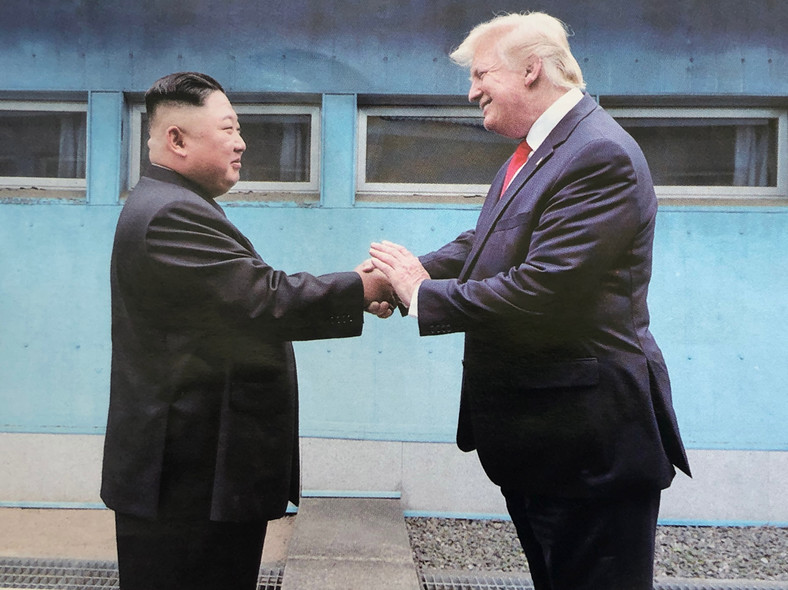 Były prezydent USA Donald Trump oraz północnokoreański dyktator Kim Dzong Un wewnątrz strefy zdemilitaryzowanej oddzielającej Koreę Południową i Północną, 30 czerwca 2019 r.