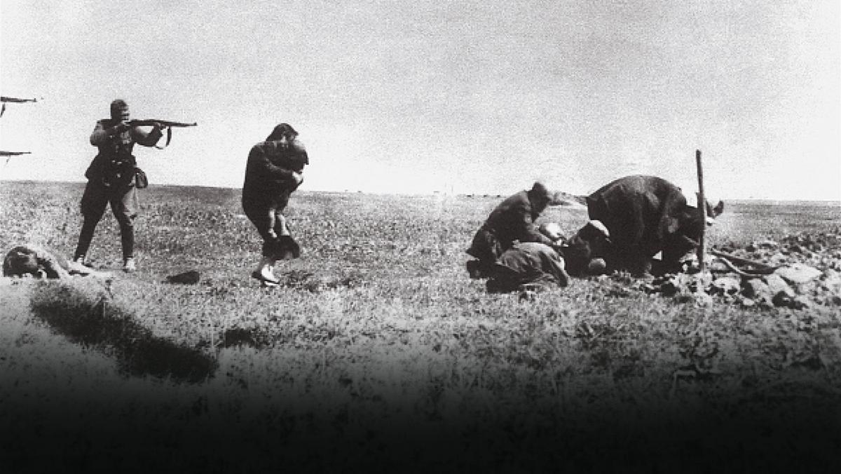 Członkowie Einsatzgruppen, hitlerowskiej policji bezpieczeństwa, mordują Żydów w Iwangorodzie na Ukrainie, 1942 r.