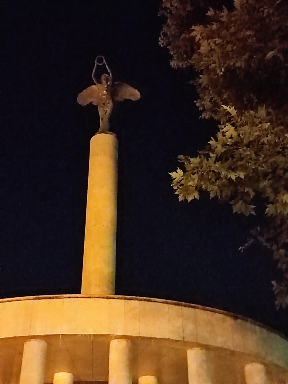 Skoplje - kapija u parku "Žena borac"