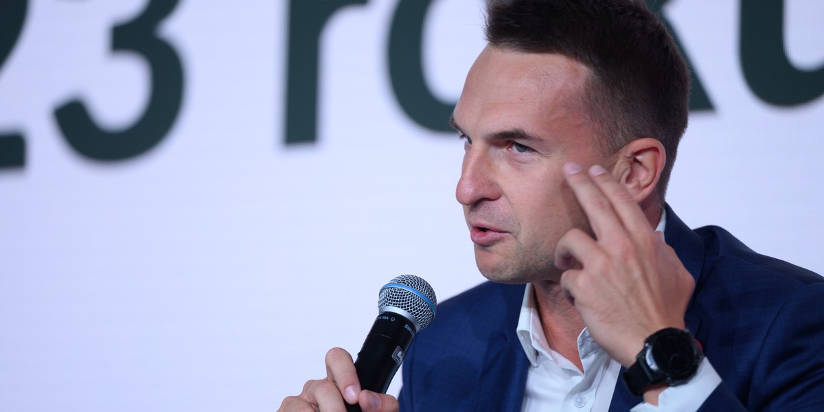 Adam Szłapka. Kim jest? To on w nowym rządzie zajmie się relacjami z