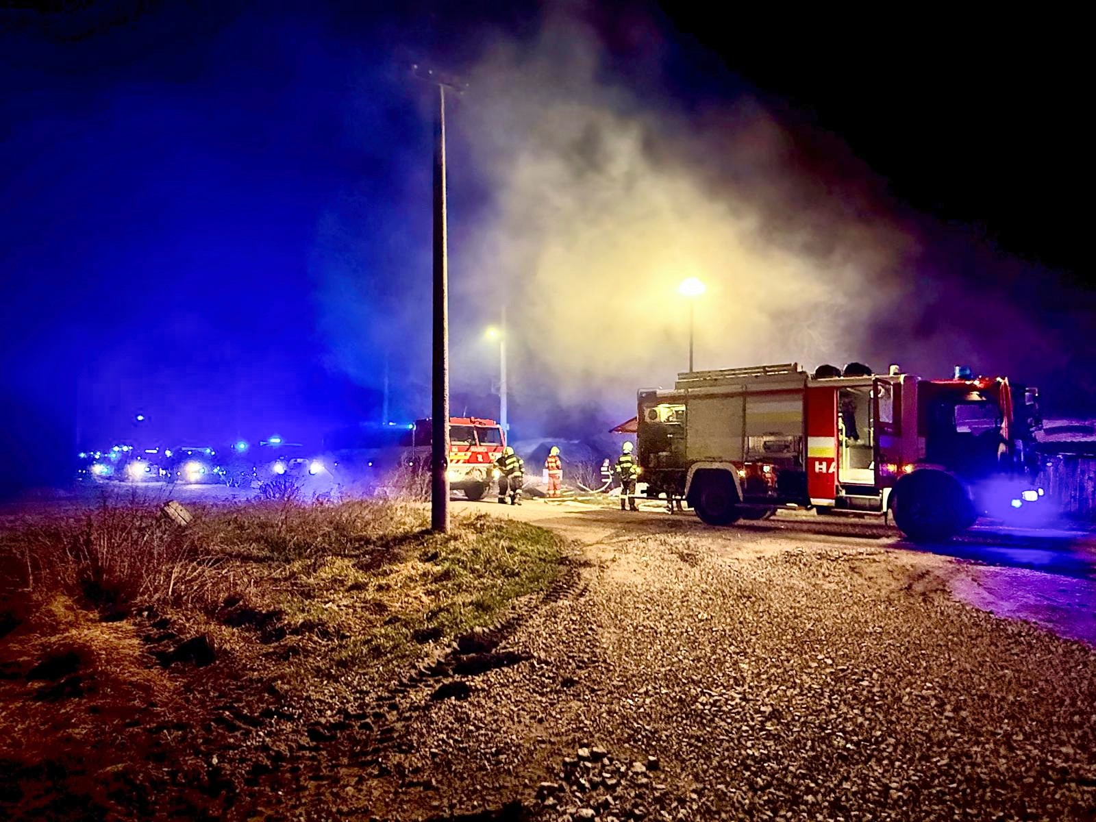 Pri požiari domu v Trnovci nad Váhom prišli o život dvaja ľudia.