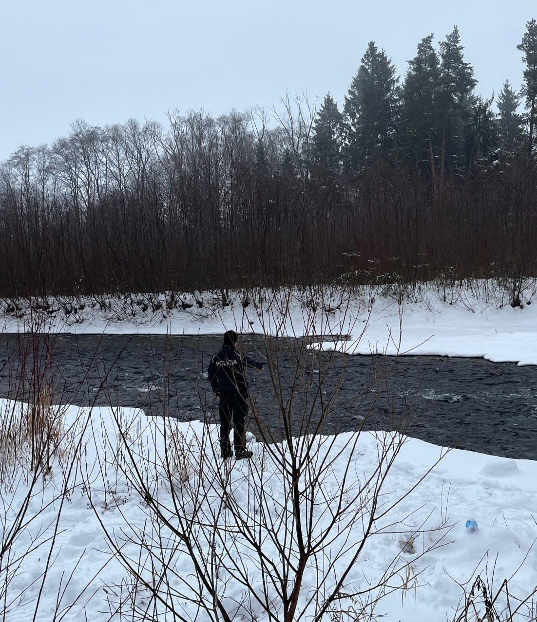 Policajti v Liptovskom Hrádku zachránili muža, ktorý nehybne ležal v rieke Belá.