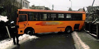 Wypadek szkolnego autobusu w Chojnicach. Pojazd zakleszczył się między ogrodzeniami