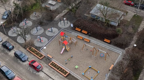 Już dziś w oczy się rzucają plac zabaw i siłownia plenerowa. A wiosną zrobi się zielono.  