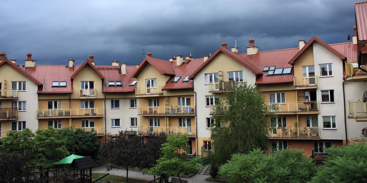 osiedle burza nawałnica chmury deszczowe blok