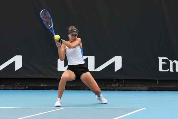 Magda Linette (na zdj.) grająca w parze z Meksykanką Giulianą Olmos w meczu deblistek 1. rundy wielkoszlemowego turnieju tenisowego Australian Open z Włoszką Lucią Bronzetti i Ukrainką Anheliną Kalininą