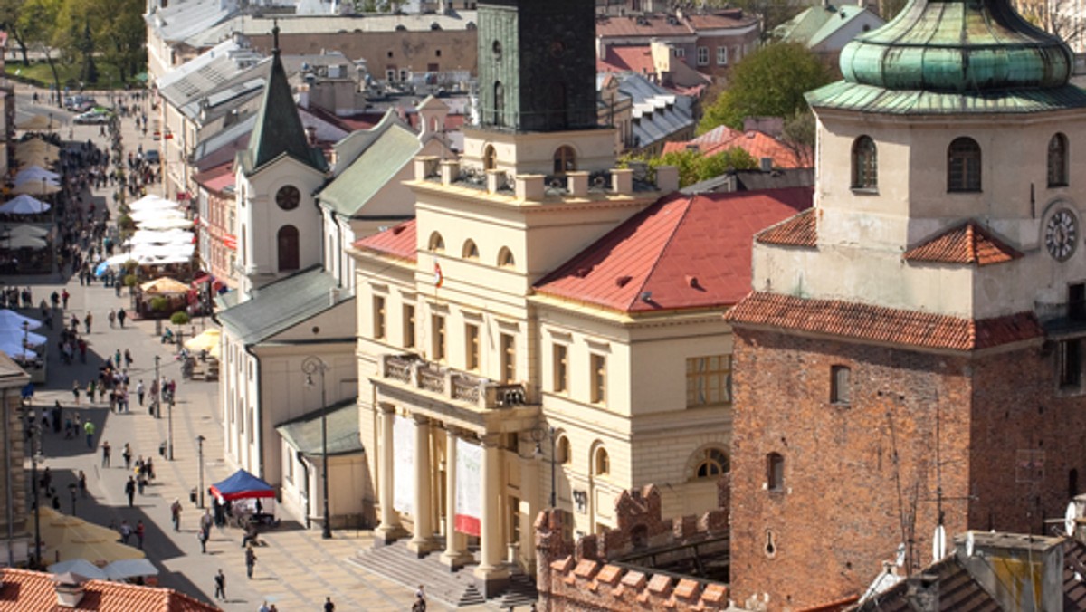 Lubelski ratusz zagrażał bezpieczeństwu mieszkańców. A wszystko przez odpadający tynk z tarasu budynku, który uniemożliwił mieszkańcom korzystanie z głównego wejścia.