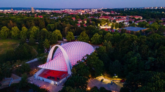 Teatr Letni w Szczecinie prawie gotowy. Mieni się feerią barw