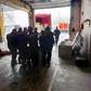 Strażacy z Nowego Sącza pakują sprzęt na wyjazd