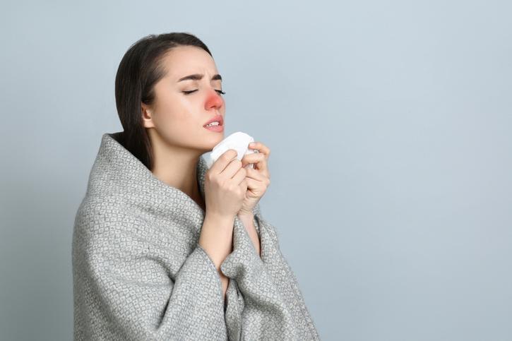 Eine Erkältung führt oft zu einer wunden Nase, was sehr unangenehm ist.