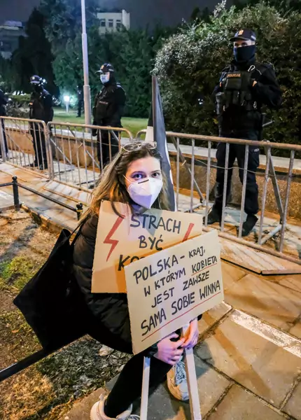 Fot. Piotr Molecki/East News. Warszawa, 17.03.2021. Protest przed Sejmem przeciwko ustawie &quot;Tak dla rodziny, nie dla gender&quot; 