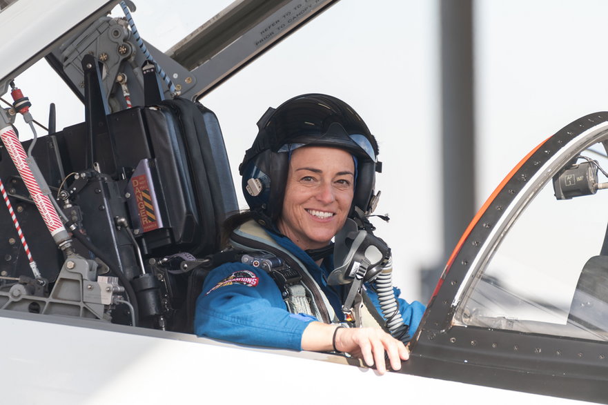 Astronautka Nicole Mann w odrzutowcu T-38 podczas przygotowań do szkolenia astronautów w Centrum Kosmicznym NASA.