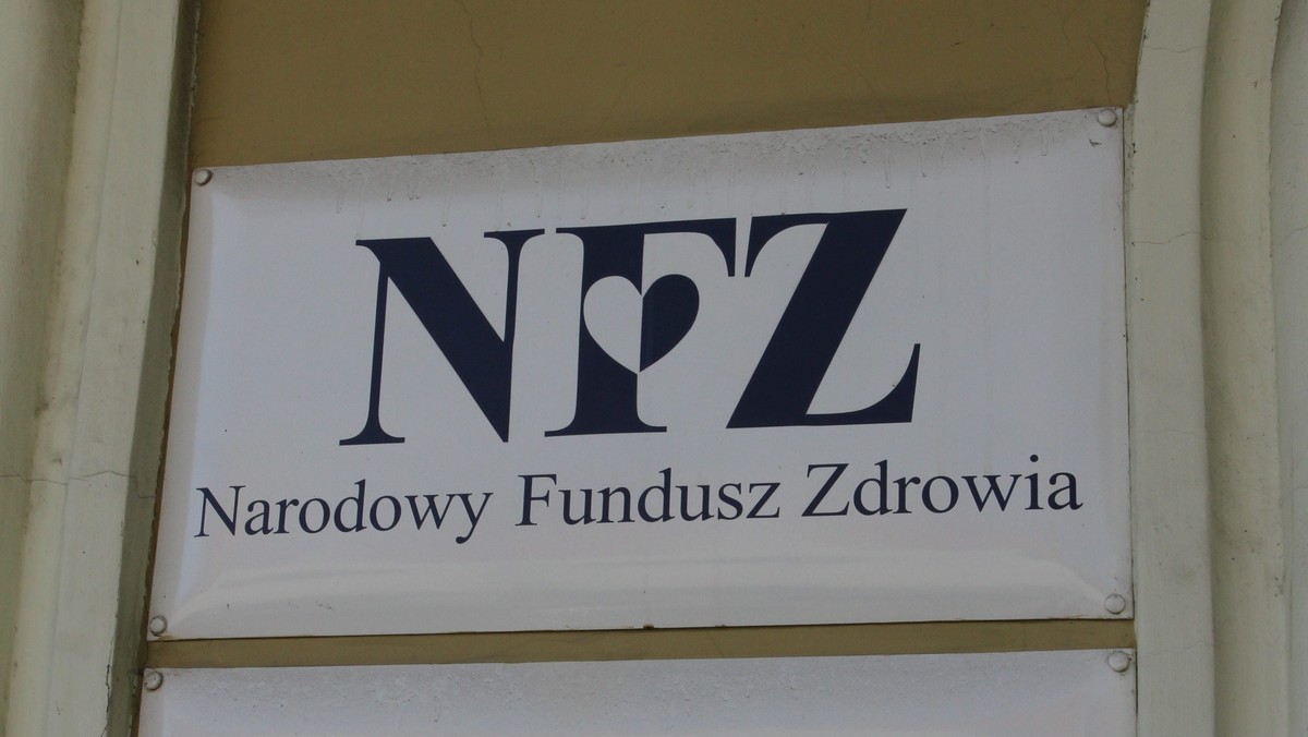 Zbigniewa Nowodworska jest na zwolnieniu lekarskim od 14 miesięcy, od kiedy została odwołana ze stanowiska dyrektorki wielkopolskiego NFZ - informuje "Gazeta Wyborcza".