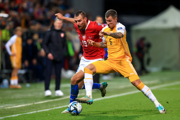 Tomas Chory i Veaceslav Posmac walczą o piłkę w meczu eliminacji Euro 2024 pomiędzy reprezentacją Czech i Mołdawii
