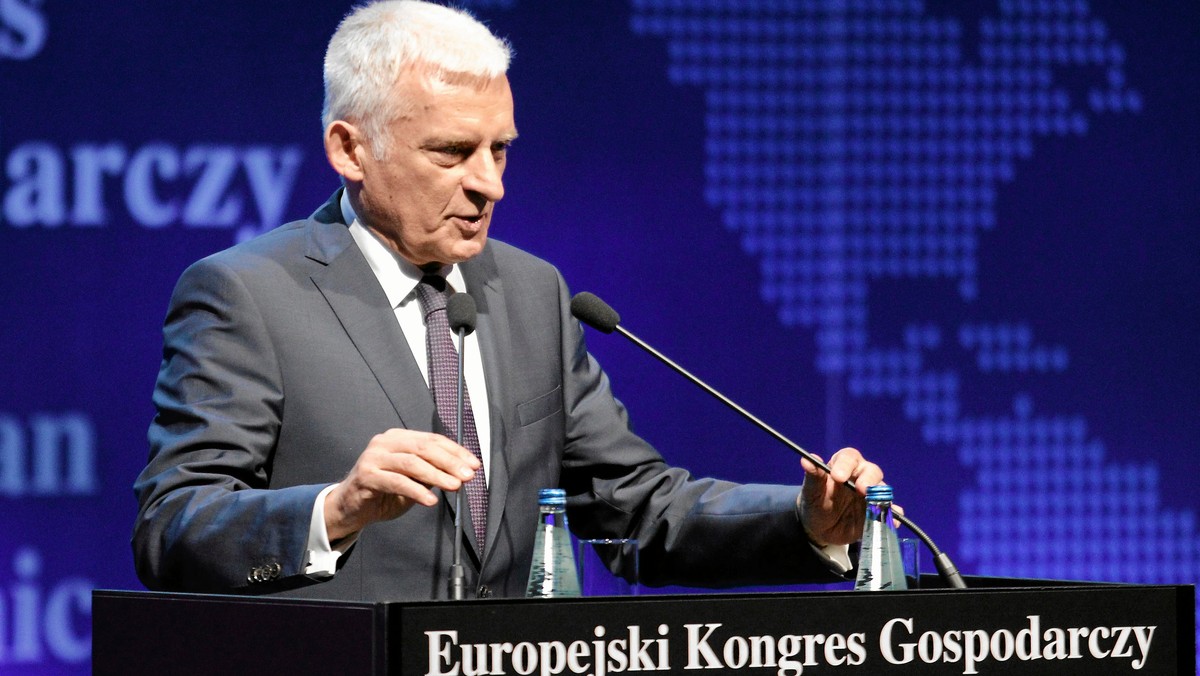 - Żałuję, że uchwalenie zmian w OFE zajęło w polskim Sejmie zaledwie cztery dni - mówi "Gazecie Wyborczej" Jerzy Buzek. Europoseł PO ocenia też, że tempo prac nad nowelizacją było "oburzające", a cała sprawa to "psucie państwa" i "podważanie zaufania do Sejmu".