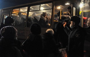 Ukraińcy przymusowo ewakuowani z Donbasu. Już drugi dzień są w autobusach, bez jedzenia